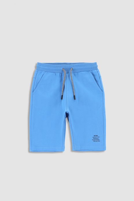 Pantaloni scurți albastru cu inscripții de-a lungul pantalonilor